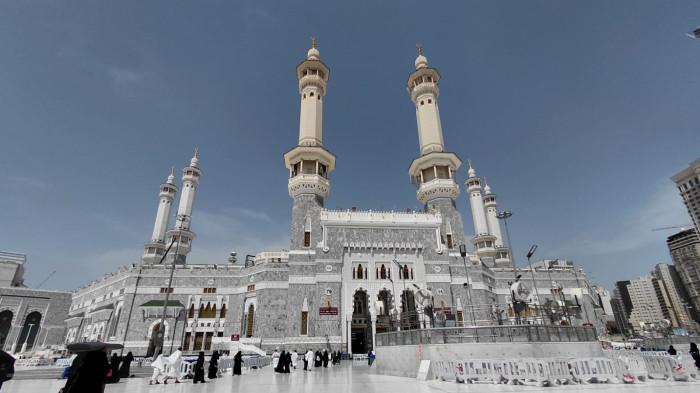 SUASANA MASJIDIL HARAM - Suasana di Masjidil Haram, Makkah yang sebelumnya lengang kini mulai tampak ramai, Kamis (24/4/2026). Sejumlah jemaah haji dari berbagai negara seperti Bangladesh, Turki, hingga India mulai berdatangan.