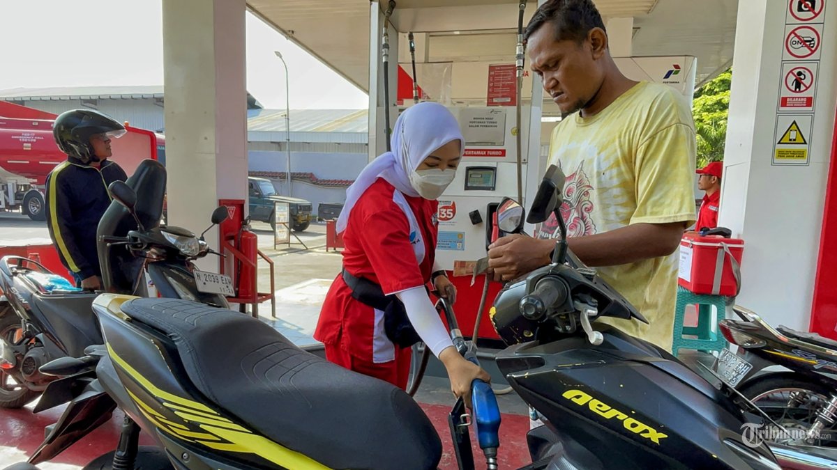 HARGA BBM - Pengendara motor antre mengisi BBM di SPBU (Stasiun Pengisian Bahan Bakar Umum) Jalan Langsep, Kota Malang, Jawa Timur, Rabu (10/6/2026). Pertamina (Persero) melakukan penyesuaian harga BBM per 10 Juni 2026 dengan harga Pertamax (RON 92) naik dari Rp12.300 per liter menjadi Rp16.250 per liter. Sementara itu, harga Pertamax Green 95 (RON 95) naik dari Rp12.900 per liter menjadi Rp17.000 per liter. Adapun harga Pertamax Turbo (RON 98) tetap Rp20.750 per liter, Dexlite (CN 51) tetap Rp23.000 per liter, dan Pertamina Dex (CN 53) tetap Rp24.800 per liter. SURYA/PURWANTO