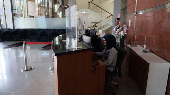 ASN WFH - Suasana Gedung Merah Putih KPK, Jakarta pada Jumat (10/4/2026), saat penerapan WFH hari pertama. Jika biasanya markas lembaga antirasuah ini ramai oleh hilir mudik pegawai, saksi, maupun tamu, hari ini beberapa sudut gedung tampak sunyi.