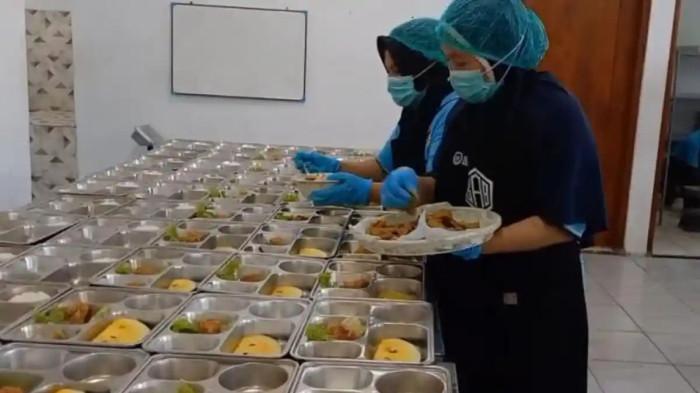 PENGAWASAN SATUAN PELAYANAN — Suasana aktivitas di salah satu dapur Satuan Pelayanan Pemenuhan Gizi (SPPG). Badan Gizi Nasional (BGN) melakukan evaluasi berkala guna menjamin kualitas dan standarisasi Program Makan Bergizi Gratis (MBG).