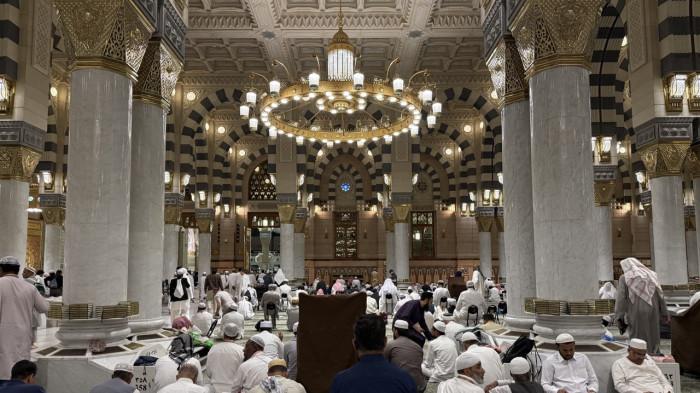 MASJID NABAWI - Para jemaah berada di Masjid Nabawi, Madinah, Senin (20/4/2026).