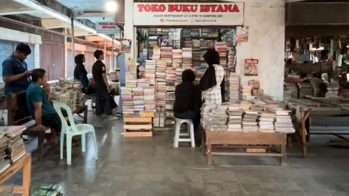 Suasana lantai dua Padang Teater yang tenang membuat pengunjung leluasa memilih buku.