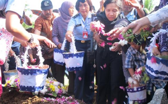 Galih Bingung Peti Ayahnya Ditimbun Tanah