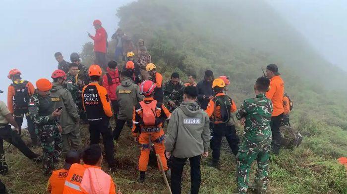 PENCARIAN KORBAN - Suasana pencarian korban pesawat ATR 42-500 di lereng gunung Bulusaraung, Kabupaten Pangkep, Sulawesi Selatan, Minggu (18/1/2026)