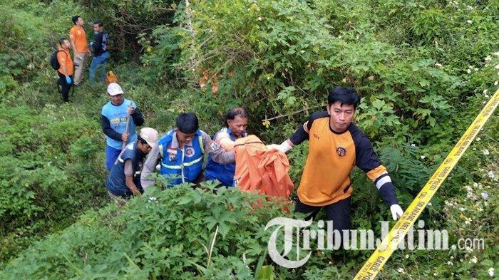 Suasana pencarian potongan tubuh korban mutilasi di Pacet-Cangar, Mojokerto, yang kini telah terungkap identitasnya.
