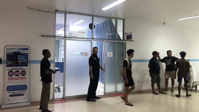 WANITA BAKAR DIRI - Suasana ruang IGD RSUP Dr. M. Djamil Padang saat korban diduga bakar diri tiba untuk mendapatkan perawatan medis, Senin (22/9/2025) malam.