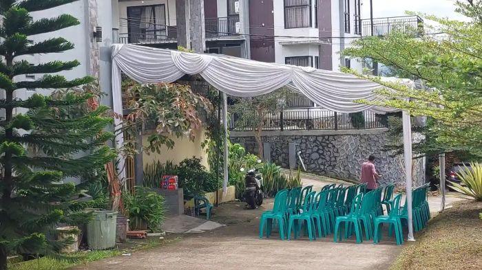KORBAN PESAWAT JATUH - Suasana rumah keluarga pramugari Esther Aprilita di Bogor, salah satu orang di dalam pesawat ATR yang hilang kontak di Maros, Sulawesi Selatan, Senin (19/1/2026)