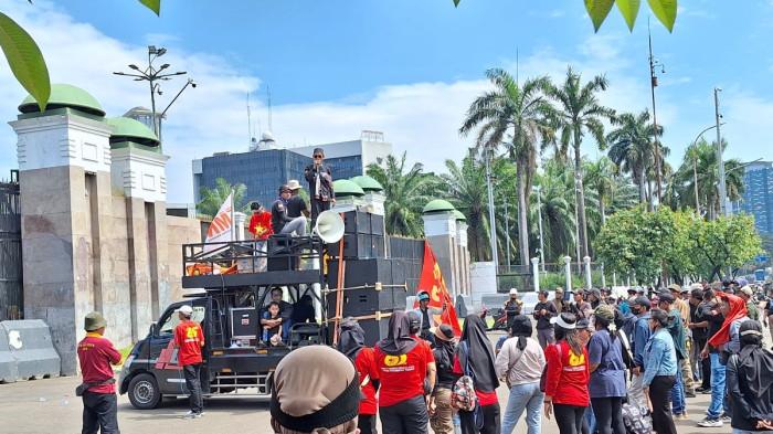 HARI BURUH INTERNASIONAL  - Suasana terkini di depan Gedung DPR/MPR RI, Senayan, Jakarta Pusat, pada Jumat (1/5/2026). (Fersianus Waku)