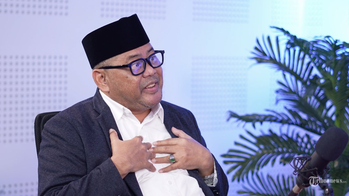 WAWANCARA KHUSUS - Advokat Subhan Palal bicara tentang gugatan Perbuatan Melawan Hukum (PMH) terhadap Wakil Presiden RI Gibran Rakabuming ketika sebagai Tergugat I dan Komisi Pemilihan Umum sebagai Tergugat II saat diwawancarai secara khusus oleh Direktur Pemberitaan Tribun Network Febby Mahendra Putra di Studio Tribun Network, Jakarta, Kamis (11/9/2025). Dalam wawancaranya, Subhan menilai pencalonan Gibran sebagai Calon Wakil Presiden RI tahun 2024 lalu cacat hukum perihal syarat pendidikannya. TRIBUNNEWS/IMANUEL NICOLAS MANAFE
