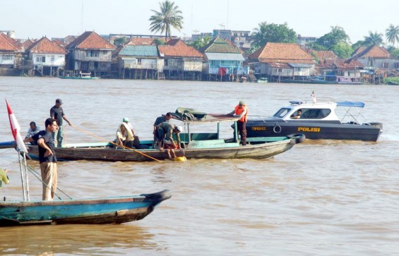 Sungai Musi Menghitam Diduga karena Tercemar Limbah Batu Bara