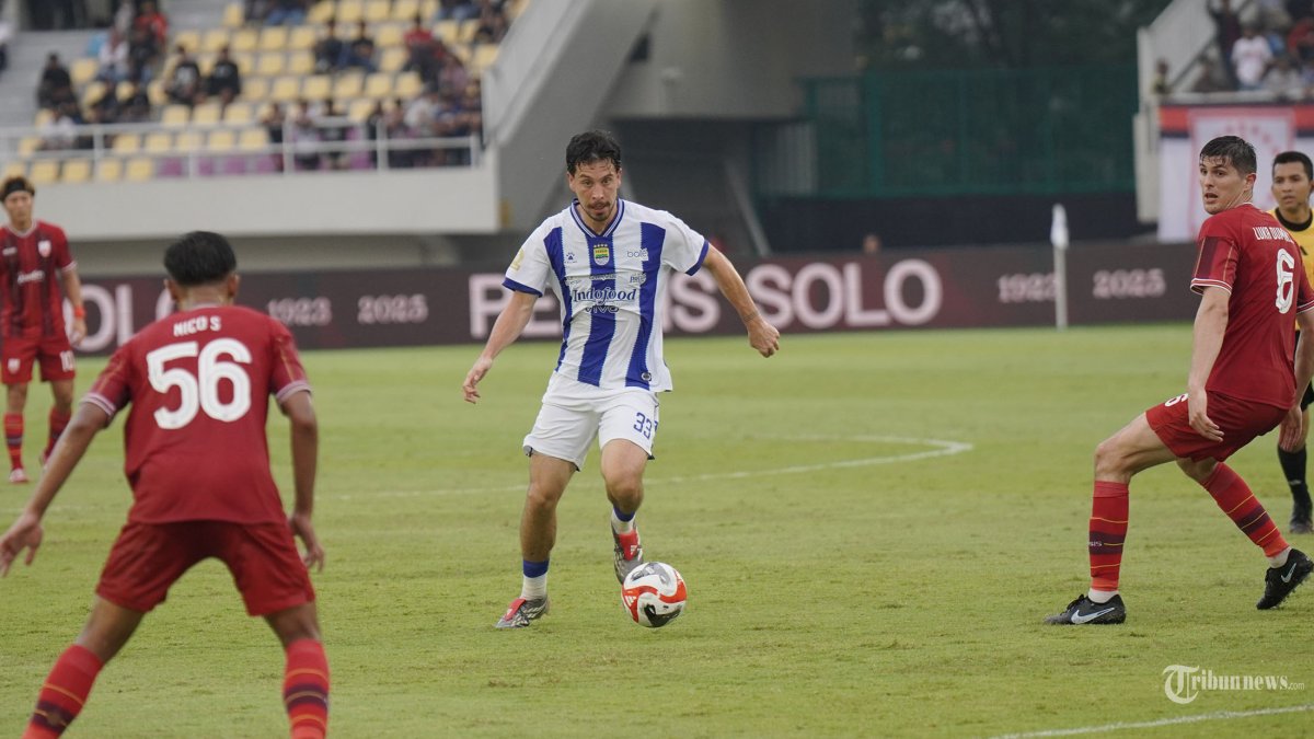 MENGGIRING BOLA - Pesepak bola Persib Bandung, Thom Haye menggiring bola saat melawan Persis Solo dalam matchday 19 Super League di Stadion Manahan, Solo, Sabtu (31/1/2026) sore. Persib Bandung menang tipis atas Persis dengan skor 1-0 berkat gol Andrew Jung pada menit ke-39.  TribunSolo/Muhammad Nursina