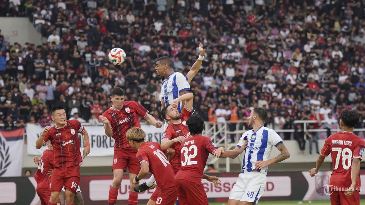 BERDUEL UDARA - Pesepak bola Persib Bandung, Uilliam Barros (tengah) menyundul bola saat melawan Persis Solo dalam matchday 19 Super League di Stadion Manahan, Solo, Sabtu (31/1/2026) sore. Persib Bandung menang tipis atas Persis dengan skor 1-0 berkat gol Andrew Jung pada menit ke-39. TribunSolo/Muhammad Nursina