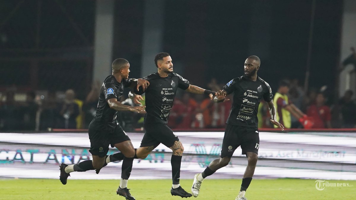 POIN PENUH - Selebrasi pesepak bola Persija Maxwell Souza usai menjebol gawang PSIM pada lanjutan Super League 2025-26 di Stadion Utama Gelora Bung Karno (SUGBK) Jakarta, Jumat (28/11/2025). Persija berhasil meraih poin penuh setelah menang 2-0 atas PSIM. TRIBUNNEWS/HERUDIN
