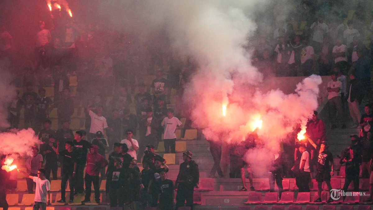 FLARE - Suporter menyalakan flare pada pertandingan Persis Solo vs Persita Tangerang  di Stadion Manahan, Solo, Minggu (4/1/2026) sore. Persis dihajar Persita Tangerang 1-3. Tribun Solo/Hafidh Rizky Pratama