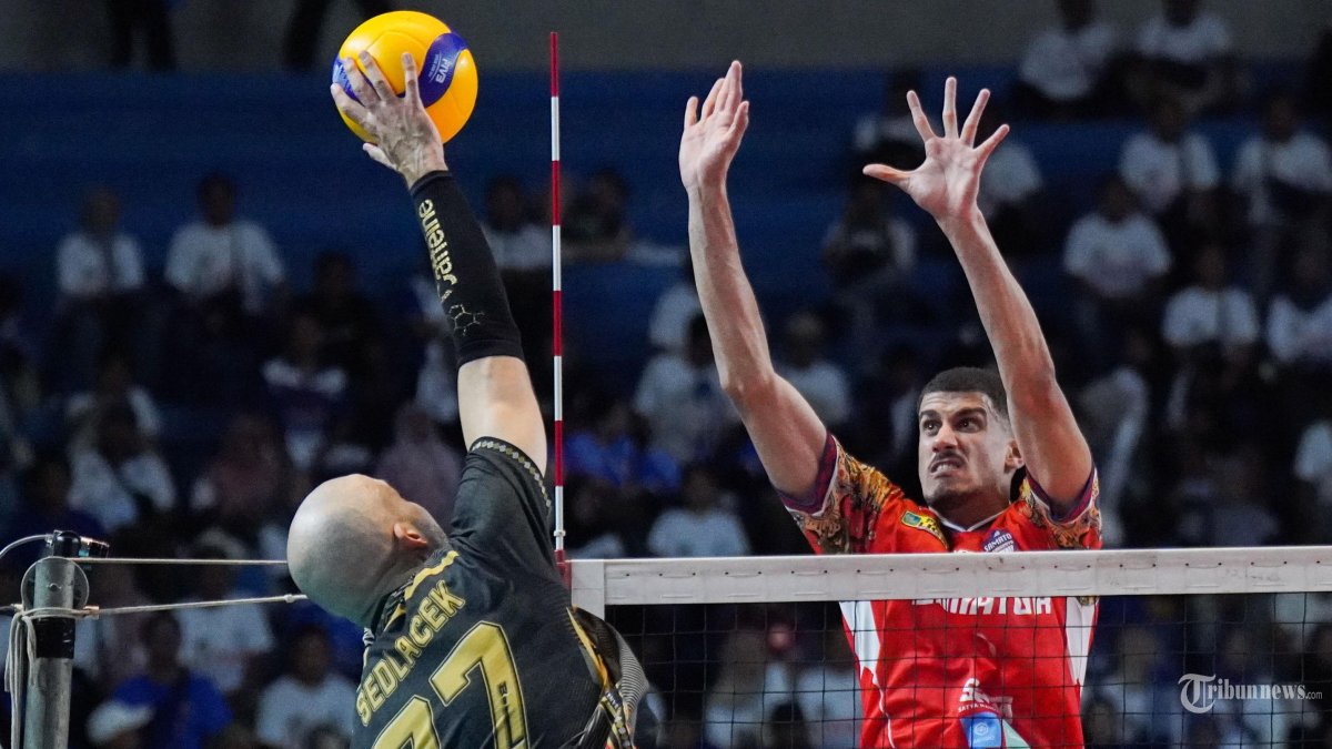 PROLIGA 2025 - Pevoli Bank SumselBabel, Marko Sedlacek (kiri) melakukan spike dan diadang pevoli putra Surabaya Samator, Lyvan Taboada dalam perebutan tempat ketiga Proliga 2025 di Gor Amongrogo, Yogyakarta pada Minggu (11/5/2025). Surabaya Samator membawa pulang juara 3 setelah mengalahkan Bank SumselBabel dengan skor 3-1 (25-23,25-13,21-25,25-23). Tribun Solo/Muhammad Nursina