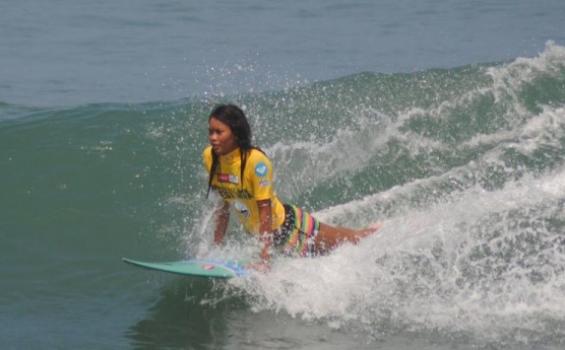 Jangan Merasa Tua Saat Menikmati Sensasi Surfing