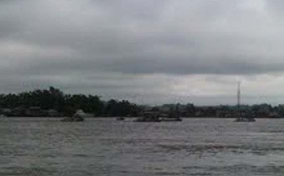 Warga Kaltim Sweeping Ponton Batubara di Mahakam