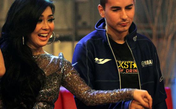 Ups Gigi Palsu Syahrini Nyembul?