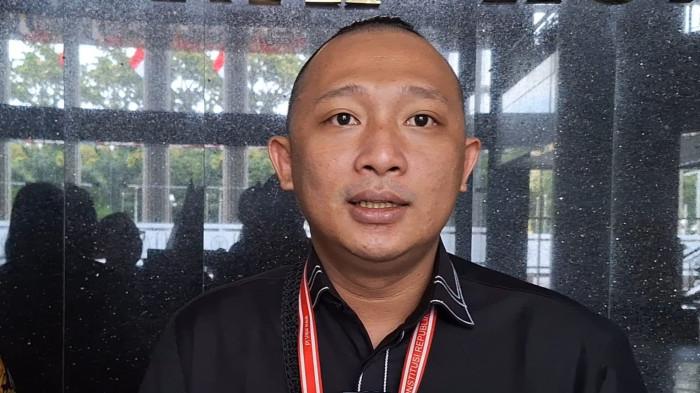 LAPOR KE MK - Advokat Syamsul Djahidin saat diwawancarai di Gedung Mahkamah Konstitusi (MK), Jakarta Pusat, Rabu (10/12/2025).