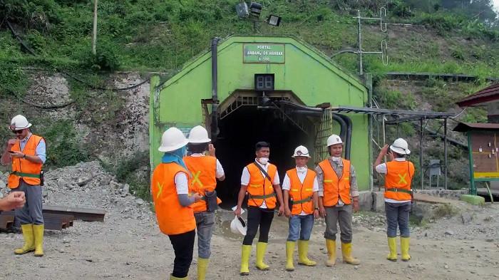 TAMBANG EMAS- Pekerja melakukan aktivitas pertambangan di kawasan tambangemas Gunung Pongkor, Kabupaten Bogor, Selasa (9/9.2015).