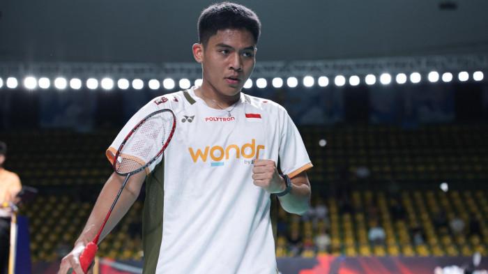 TAMPIL PERCAYA DIRI - Pebulutangkis tunggal putra Indonesia, Moh Zaki Ubaidillah, sukses melangkah ke babak 16 besar Thailand Open 2026 setelah mengalahkan wakil tuan rumah, Panitchaphon Teeraratsakul, pada babak 32 besar di Nimibutr Stadium, Bangkok, Thailand, Rabu (13/5/2026). Ubed, sapaan akrabnya tampil dominan dan menang dua gim langsung dengan skor 21-10, 21-18.