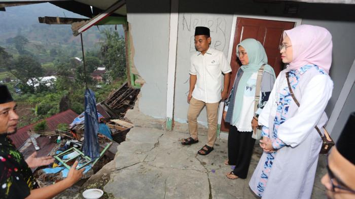TANAH BERGERAK - Pembina DPP Perempuan Bangsa, Rustini Muhaimin Iskandar,