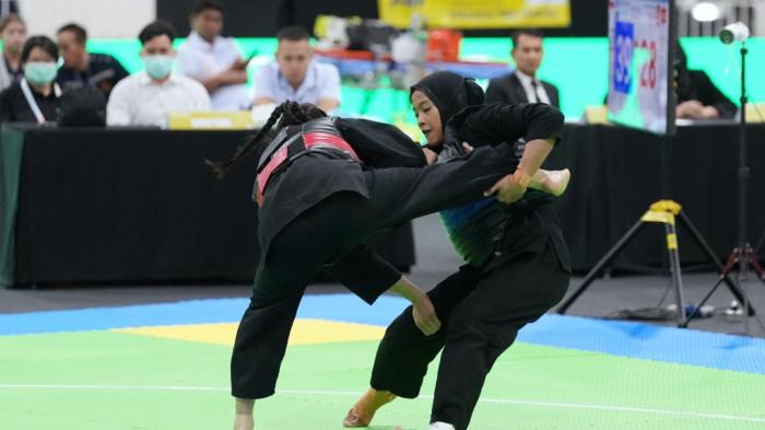 TANGKIS TENDANGAN - Pesilat Safira Dwi Meilani memeragakan teknik menangkis tendangan lawan saat laga last  pencak silat SEA Games 2025, Rabu (17/12/2025). Safira meraih medali dari nomor pertandingan kelas B (50-55 kg) putri setelah mengalahkan atlet Vietnam Thi Hai Quyen dalam final. 