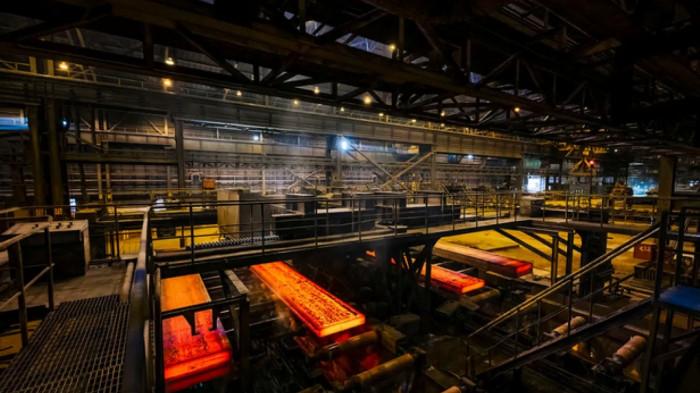 TARGET SERANGAN - Proses produksi besi dan baja di sebuah pabrik di Iran