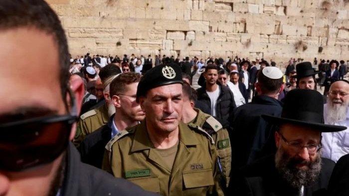 TEMBOK RATAPAN - Kepala Staf baru Militer Israel (IDF) Eyal Zamir, berada di Tembok Ratapan untuk berdoa, Yerusalem, Rabu (5/3/2025) seusai serah terima jabatan. Eyal mengindikasikan kalau Perang Gaza segera pecah kembali dengan pengerahan kekuatan besar pasukan IDF untuk memberangus sisa kekuatan Hamas.