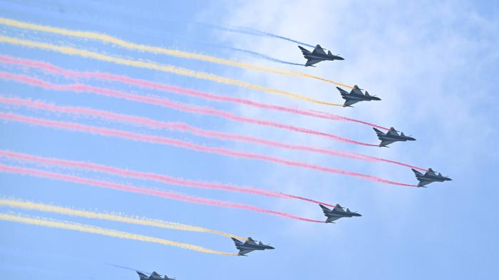 TENTARA CHINA - Gambar diambil dari Kantor Presiden Rusia, Rabu (3/9/2025), memperlihatkan tentara China melakukan pertunjukan dengan pesawat militer dalam parade militer.