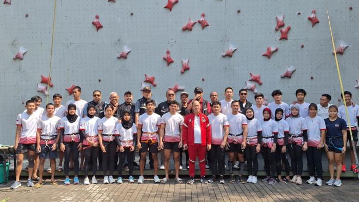TIM PANJAT TEBING INDONESIA - CdM Kontingen Indonesia, Bayu Priawan Djokosoetono saat foto bersama dengan para atlet panjat tebing Indonesia yang disiapkan tampil pada SEA Games 2025 Thailand, Kawasan Bekasi, Jawa Barat, Sabtu (11/102025),