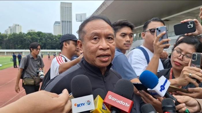 TINJAU LATIHAN - Wakil Ketua Umum PSSI, Zainudin Amali saat diwawancarai usai meninjau latihan Timnas U-23 Indonesia di Stadion Madya, Senayan, Jakarta, Rabu (26/11/2025).