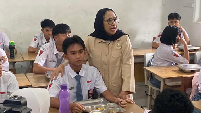 TINJAU MBG - Wakil Kepala Badan Gizi Nasional (BGN) Nanik S Deyang dan Wakil Menteri Kesehatan Benjamin Paulus Octavianus meninjau pelaksanaan program Makan Bergizi Gratis (MBG) di SMKN 1 Jakarta, Kamis (8/1/2026).