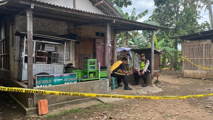TKP PENEMUAN MAYAT - Petugas kepolisian berjaga di rumah kontrakan di Kecamatan Cilacap Tengah, Kabupaten Cilacap, yang dipasangi garis polisi, Jumat (30/1/2026). Di Lokasi tersebut ditemukan jasad bocah perempuan berusia 4 tahun yang sebelumnya dilaporkan hilang, dengan kondisi terbungkus plastik dan karung di area kamar mandi belakang rumah. (TRIBUN JATENG/Rayka Diah Setianingrum)