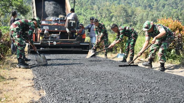 TMMD - Satgas TMMD Kodim 0818/Malang-Batu bersama warga melakukan pengaspalan jalan Desa Lebakharjo. HO/Kodim 0818/Malang-Batu