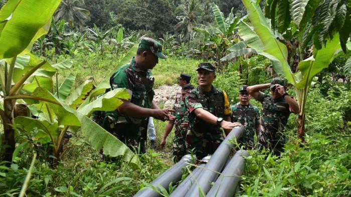 TMMD - Tim Wasev TMMD ke-126 Kolonel Inf M. Herry Subagya terjun langsung ke lapangan untuk pastikan pengerjaan TMMD berhasil dengan baik. HO/Kodim 0818/Malang-Batu