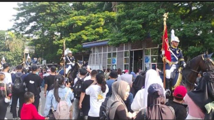 HUT KE-80 TNI - Puluhan prajurit TNI AD dari Batalyon Kaveleri menunggangi Kuda dalam mengiringi kedatangan mobil Presiden RI Prabowo Subianto di acara HUT ke-80 TNI, Monas, Jakarta Pusat, Minggu (5/10/2025). Ribuan warga salah fokus melihat kondisi kebugaran dari kuda-kuda yang ditunggangi.