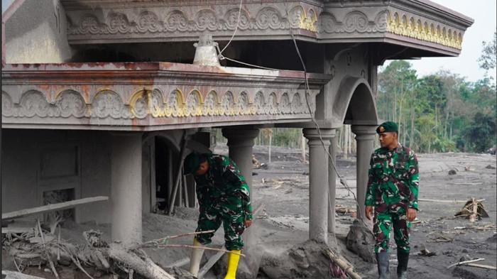 ERUPSI GUNUNG SEMERU - Prajurit TNI melakukan sejumlah upaya dalam membantu penanganan erupsi Gunung Semeru di Kabupaten Lumajang Jawa Timur.