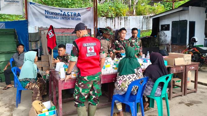 LAYANI PENGUNGSI BANJIR - Personel medis TNI dari Kodam I Bukit Barisan tengah melayani pengungsi di posko pengungsian Desa Batu Hula, Kecamatan Batang Toru, Tapanuli Selatan.