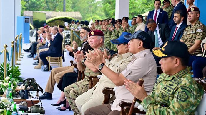 ANGKATAN BERSENJATA YORDANIA - Tentara Nasional Indonesia (TNI) dan tentara Angkatan Bersenjata Yordania unjuk gigi di hadapan Presiden Prabowo Subianto dan Raja Yordania Abdullah II dalam demonstrasi Joint Drone Exercise di Lapangan Tembak Brigif 1 Kopasgat, Halim Perdanakusuma, Jakarta, Sabtu (15/11/2025).