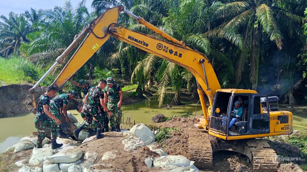 Koramil 07/Stabat, Kodim 0203/Langkat, bersama warga Desa Stabat Lama, Kecamatan Wampu, Kabupaten Langkat, melaksanakan perbaikan tanggul yang kembali jebol akibat hujan deras, Minggu (14/12/2025). Perbaikan tersebut dilakukan sebagai langkah antisipasi untuk mencegah terjadinya banjir susulan pasca banjir yang melanda wilayah tersebut beberapa hari sebelumnya. (Puspen TNI)