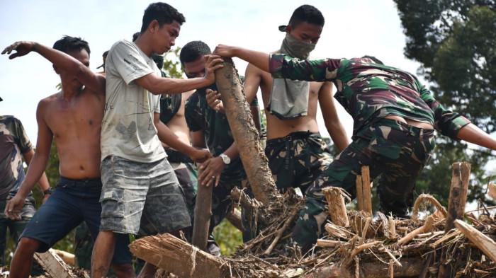 BANJIR DAN LONGSOR - Satuan Tugas Penanggulangan Bencana Kodam I/Bukit Barisan berhasil menemukan dan mengevakuasi jenazah seorang laki-laki di Desa Aek Ngadol, Kecamatan Batang Toru, Kabupaten Tapanuli Selatan, Sumatera Utara pada Sabtu (29/11/2025). Kepala Pusat Penerangan (Kapuspen) TNI Mayjen (Mar) Freddy Ardianzah mengatakan jenazah korban ditemukan tersangkut pada tumpukan kayu besar yang hanyut terbawa derasnya arus sungai.