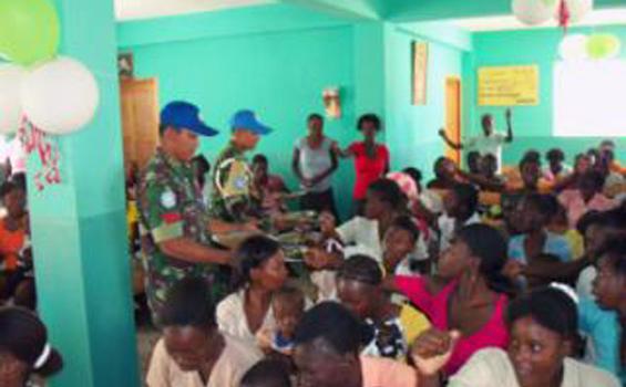Prajurit TNI Rayakan Natal Bersama Anak Panti Asuhan di Haiti