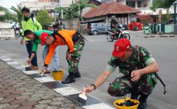 Tim Ekspedisi Khatulistiwa TNI Bersihkan Pasar di Nunukan