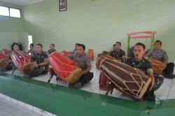 Hebatnya Personel TNI Bermain Rampak Gendang (Foto)