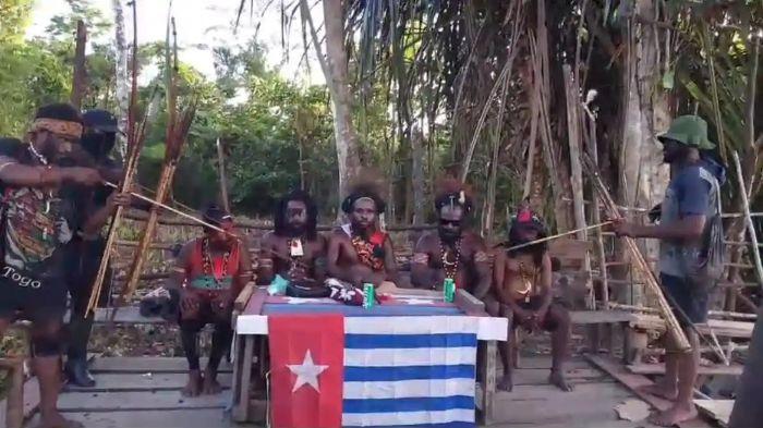 Komandan Operasi Tentara Pembebasan Nasional Papua Barat (TPNPB) Kodap XVI Kopi Tua Heluka bersama Komandan Batalion Peres Marom di Yahukimo, Kamis, (12/07/2025)
