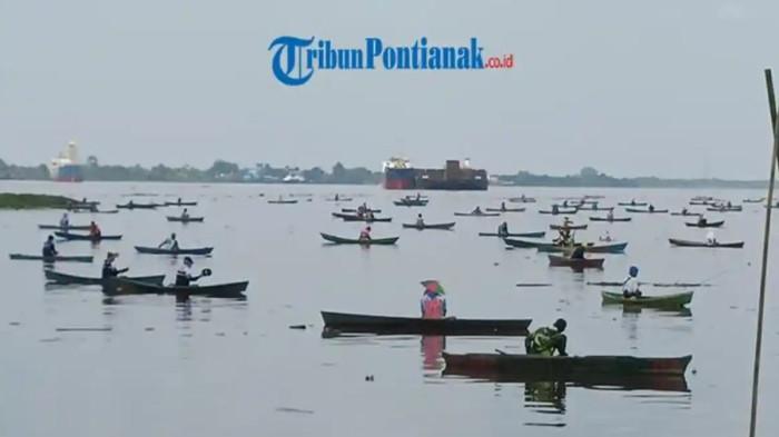PEMANDANGAN SUNGAI KAPUAS - foto saat pelaksanaan Tournament atau lomba Mancing Udang Galah di Sungai Kapuas kawasan Makam Kesultanan Kadariah Pontianak, Kelurahan Batu Layang, Pontianak, Kalimantan Barat, Minggu 16 Oktober 2022.