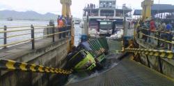 Dermaga Apung Ketapang Ambles, Truk Tergelincir ke Laut