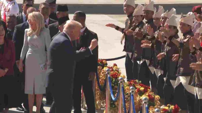 Hadiri KTT ASEAN, Trump Goyang Pinggul Setibanya di Malaysia: Ini Bukan Sambutan Biasa