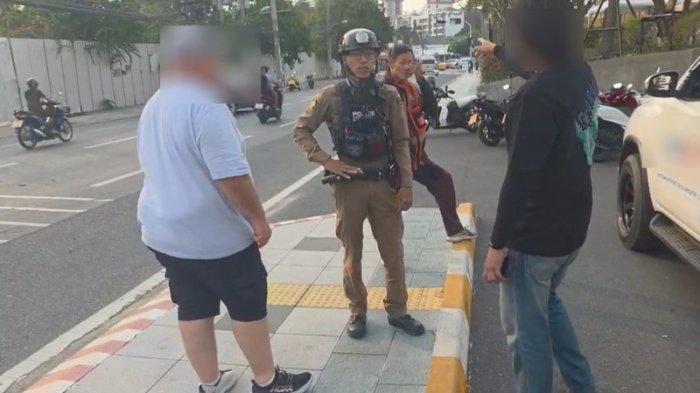 TURIS ISRAEL BERULAH - Foto dari media Thailand AmarinTV pada 20 Maret 2025, memperlihatkan ulah turis Israel di Thailand. Turis Israel buang air besar di sebuah taksi di Thailand, tidak mau membayar ganti rugi secara penuh hingga polisi harus turun tangan.